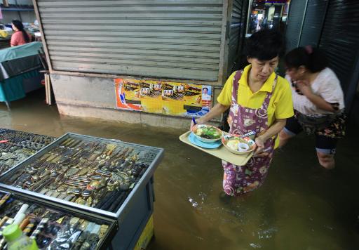 Durch den Der Chao-Praya-Fluss überflutetes Geschäft