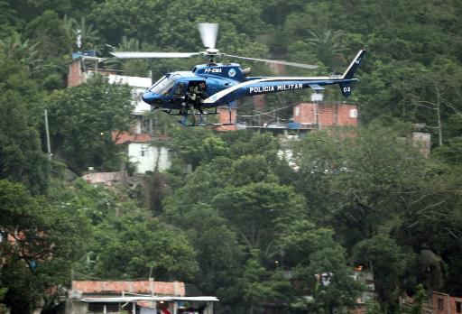 Polizeihubschrauber über der Favela Rocinha