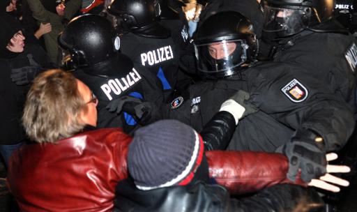 Auseinandersetzung zwischen Demonstranten und Polizisten