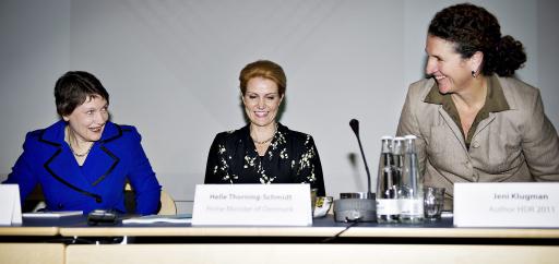 Helen Clark, Leiterin des UN-Entwicklungsprogramms UNDP, Dänemarks Regierungschefin Helle Thorning-Schmidt und Jeni Klugman, Autorin des Berichts