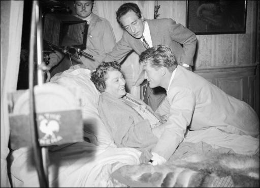 jean Cocteau bei Proben zu "Les Parents Terribles" mit den Schauspielern Yvonne Deray und Jean Marais (1948)