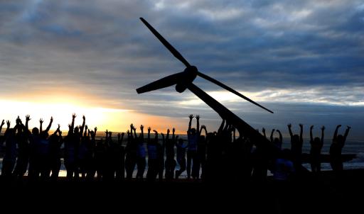 Symbolische Aktion am Strand von Durban: Greenpeace-Aktivisten errichten ein Windrad