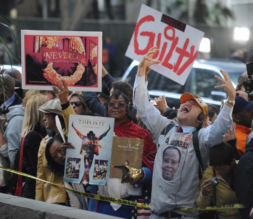 Glückliche Fans nach dem Schuldspruch gegen Conrad Murray