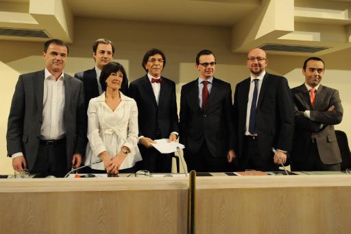 Benoît Lutgen (CdH), Alexander De Croo (Open Vld), Laurette Onkelinx (SP), Elio di Rupo, Wouter Beke (CD&V), Charles Michel (MR) und Bruno Tobback (Sp.a)