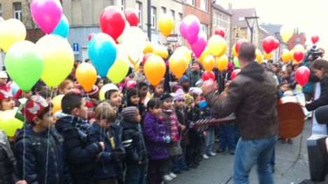 Kinder und Eltern vor dem Gemeindehaus in Molenbeek