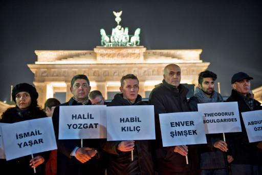 Berlin: Mitglieder der türkischen Gemeinschaft erinnern vor dem Brandenburger Tor an die Opfer