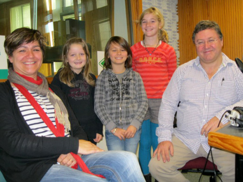 Charles Dosquet mit Chorleiterin Mary Klöcker und einigen kleinen Sängerinnen