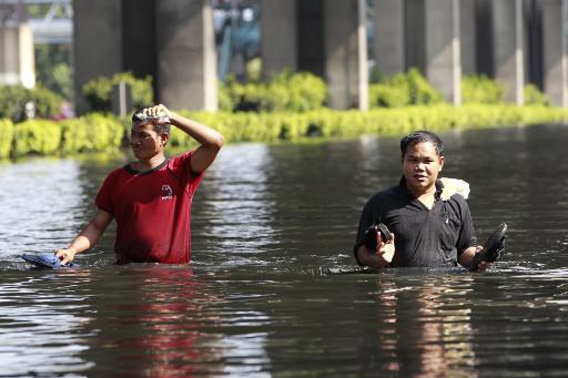 Immer noch stehen die Menschen in und um Bangkok hüfthoch im Wasser