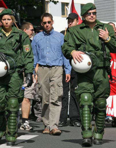 Ex-NPD-Funktionär Ralf Wohlleben (mi.) bei einer NPD-Veranstaltung in Jena (18.08.2007)