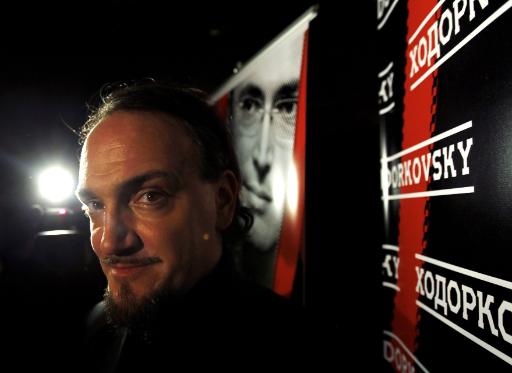 Der Berliner Regisseur Cyril Tuschi vor einer Anzeige zu seinem kremlkritische Dokumentarfilm "Der Fall Chodorkowski"
