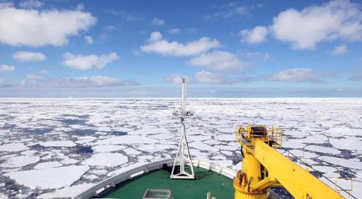 Eisbrecher "Araon" auf dem Weg zum verunglückten Fischtrawler