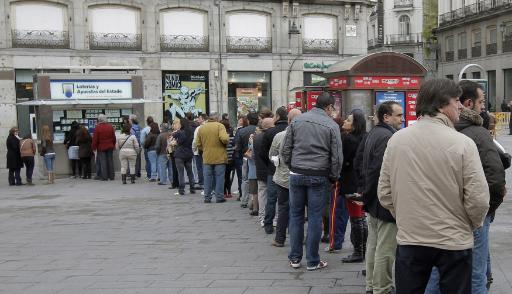 El Gordo: Lange Schlange vor einer Lotto-Annahmestelle in Madrid (19.11.)