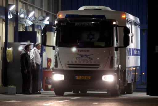 Bus mit israelischen Gefangenen verlässt das Ofer-Gefängnis in der Nähe des Bitunia-Übergangs (18.12.)