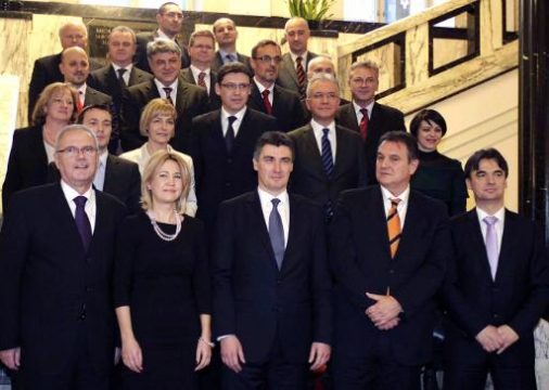 Die neue kroatische Regierung um Zoran Milanovic (Mitte vorne)