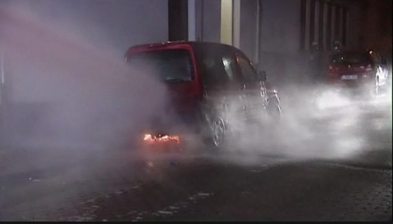 Brennendezs Auto im Brüsseler Matonge-Viertel wird mit Wasserwerfer gelöscht (5.12.)