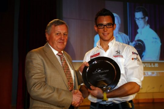 Jimmy McRae überreicht Thierry Neuville die Colin McRae Flat Out Trophy