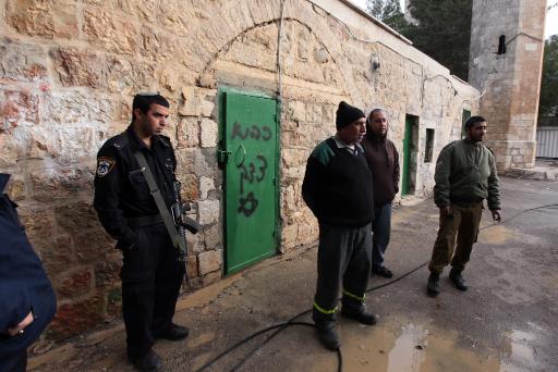 Polizei vor der geschändeten Moschee