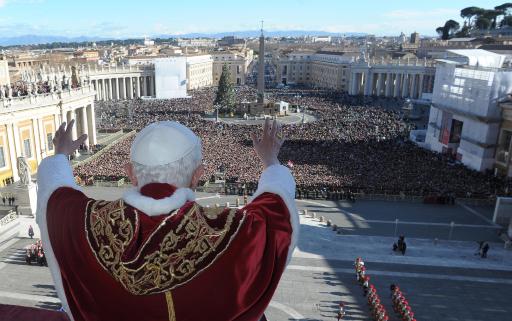 Papst Benedikt erteilt den traditionellen Segen Urbi et Orbi