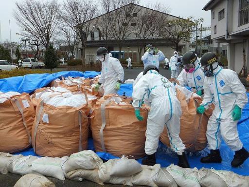 Die Entsorgung des radioaktiven Mülls in Fukushima geht weiter (Bild vom 8.12.11)