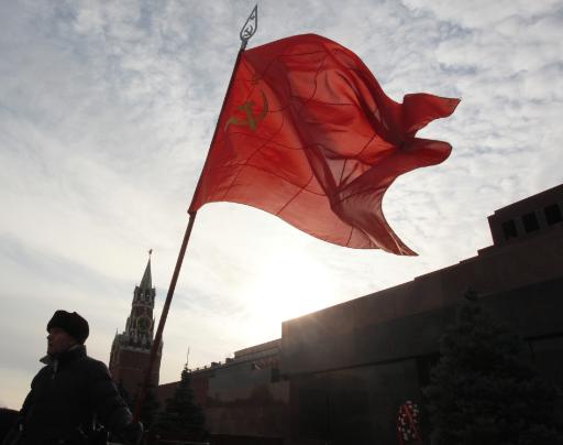 Die rote Flagge auf dem Roten Platz in Moskau