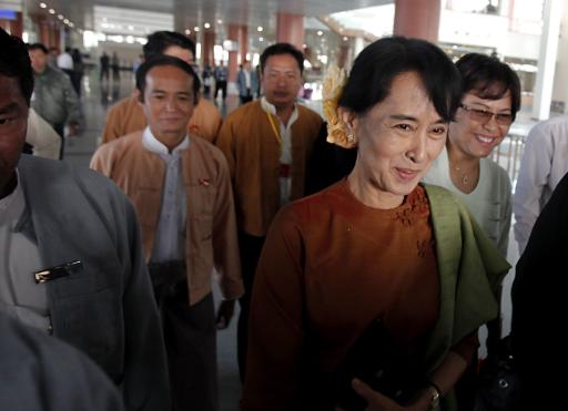 Friedensnobelpreisträgerin Aung San Suu Kyi auf dem Weg nach Naypyitaw