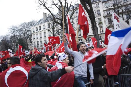 Türken protestieren vor Pariser Nationalversammlung gegen Gesetzesvorstoß