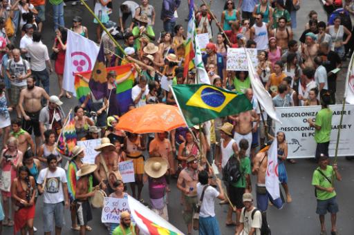 Studenten, Indios, Gewerkschafter, Kirchenvertreter und Umweltschützer beim Eröffnungsmarsch durch Porto Alegre