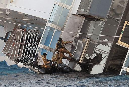 Rettungsleute sprengen Löcher in die "Costa Concordia"