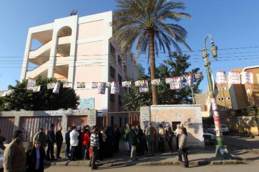 Ägypter warten vor Wahllokal in Mynia, 350 Kilometer südlich von Kairo