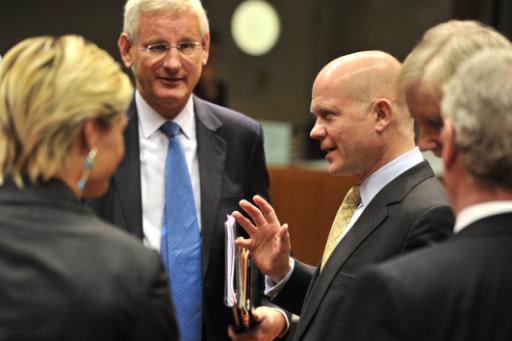 Schwedens Außenminister Carl Bildt (li)und der britische Außenminister William Hague (re) in Brüssel