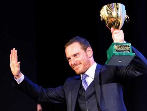 Michael Fassbender mit seinem Darstellerpreis in Venedig