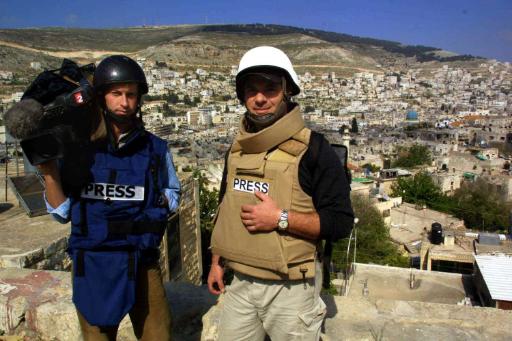 Gilles Jacquier (links) mit einem Kollegen in Nablus (April 2002)