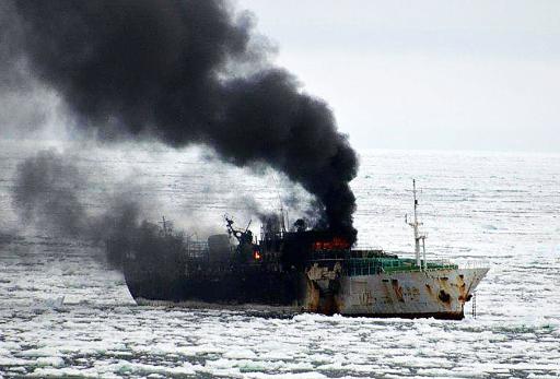 Fischtrawler "Jeong Woo 2" in Flammen