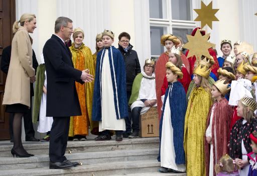 Christian Wulff, seine Frau Bettina und eine Abordnung der Sternsinger auf Schloss Bellevue