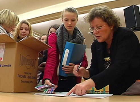 PDS-Lehrerin Lieve Deckers mit ihren Schülern