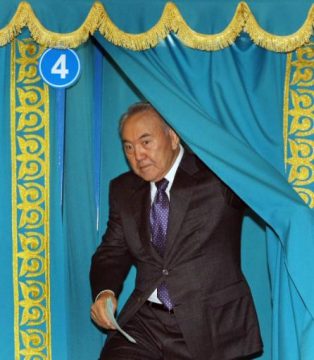 Der kasachische Präsident Nursultan Nasarbajew nach seiner Stimmabgabe