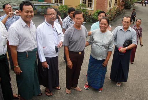 Birmas ehemaliger Regierungschef Khin Nyunt (mi.) mit Familie