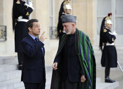 Frankreichs Präsident Sarkozy und Kollege Karsai vor dem Elysée-Palast