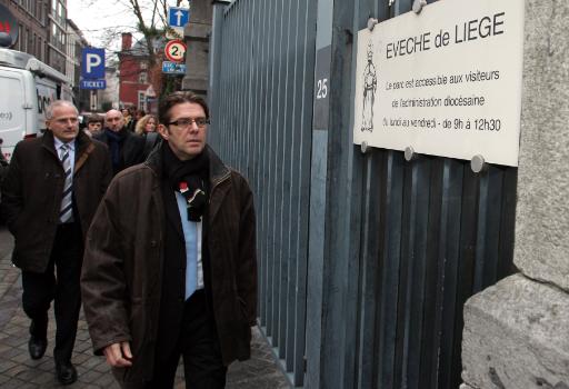 Wim De Troy und Ermittler der föderalen Polizei vor den Gebäuden der Diozöse in Lüttich