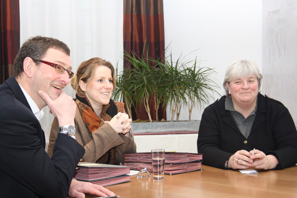 Jürgen Heck (Infotreff Eupen), Ministerin Isabelle Weykmans, Irene Engel (JIZ St. Vith)