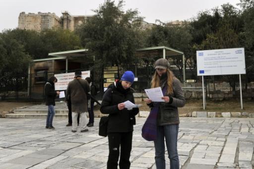 Touristen werden darüber informiert, warum die Akropolis heute geschlossen ist