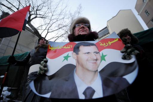 Vor der syrischen Botschaft in Moskau: Russin mit Assad-Plakat