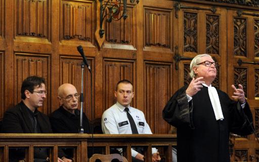 Der Angeklagte Bruno Werner, ein Übersetzer (li.), ein Polizist und sein Anwalt Xavier Magnee (re.)