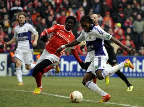 Dieumerci Mbokani setzt zum Siegestreffer an