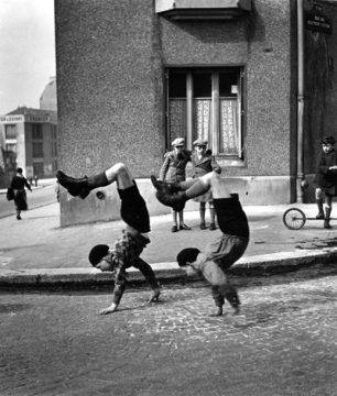 Robert Doisneau: Les frères, rue du Docteur Lecène, Paris 1934