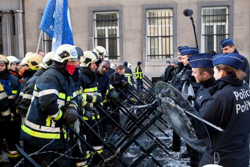 Die Feuerwehrleute in Aktion am 10. Februar