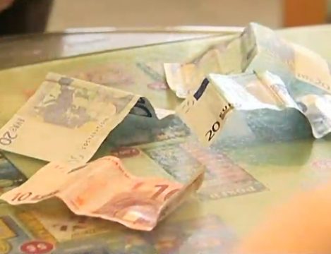 Geldscheine an der Tankstelle