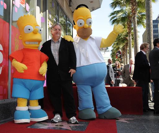 Matt Groening umgeben von Bart und Homer Simpson