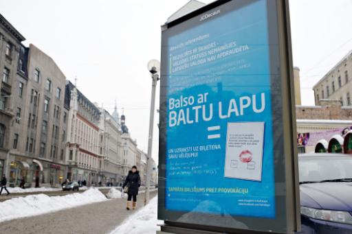 Aufruf zur Stimmabgabe in den Straßen von Riga