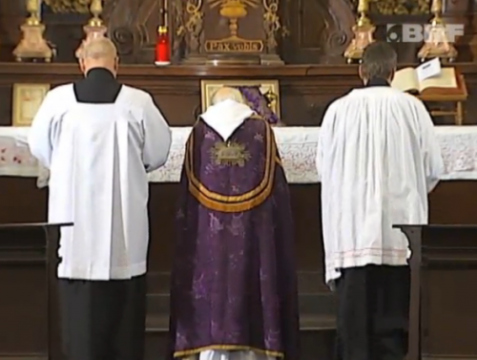 Mit dem Rücken zu den Gläubigen